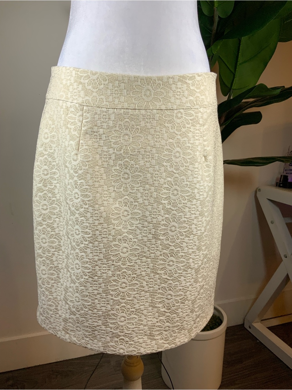 Banana Republic Cream Lace Pencil Skirt